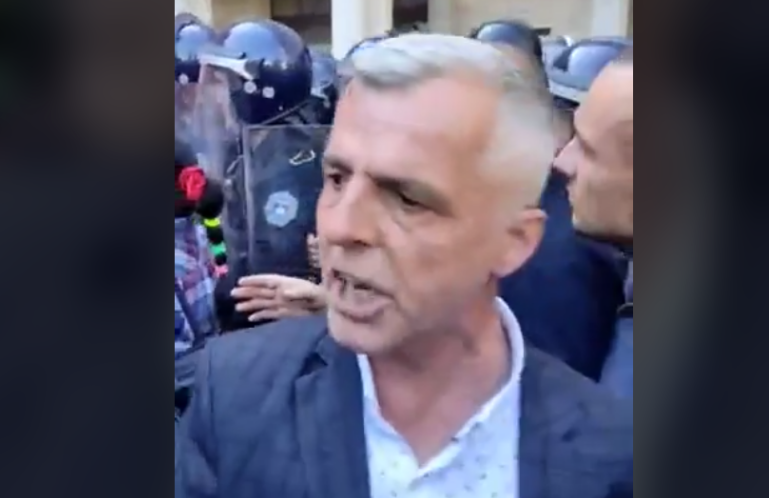 Veteranëve u mbaron durimi: Përplasen me polici për të hyrë brenda, Klinaku ju thotë mosni