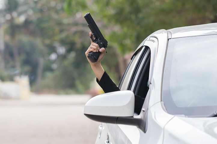 Gara me vetura i kushton 22-vjeçarit në Mitrovicë, një person e gjuan me armë në automjet