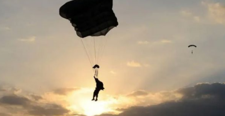 Pamje kur parashutistët serbë u lëshuan sot nga Serbia në Kosovë