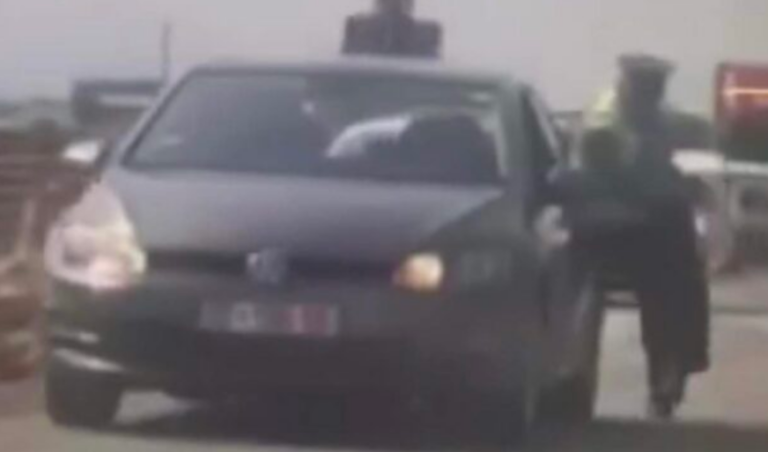 Qytetari nuk i bindet policit në rrugën Prishtinë-Mitrovicë, me veturë e tërheq për krahu