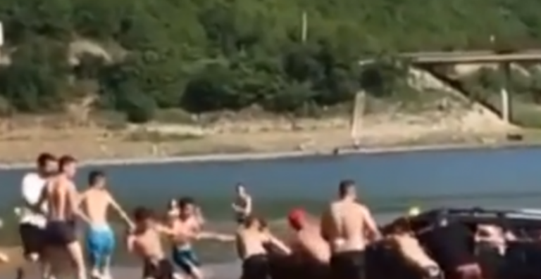E tmerrshme: Në Badovc fundoset vetura, brenda saj po flinte një 5 vjeçar