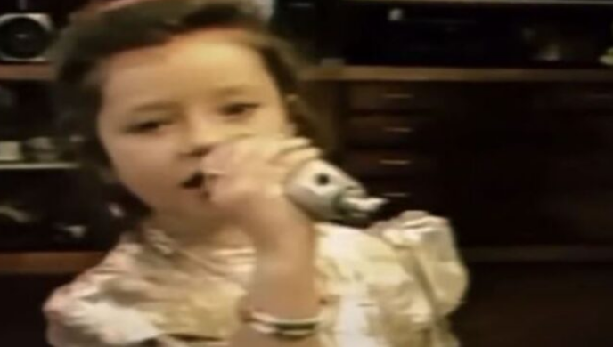 Këngëtarja shqiptare publikon videon duke kënduar kur ishte 4 vjeç