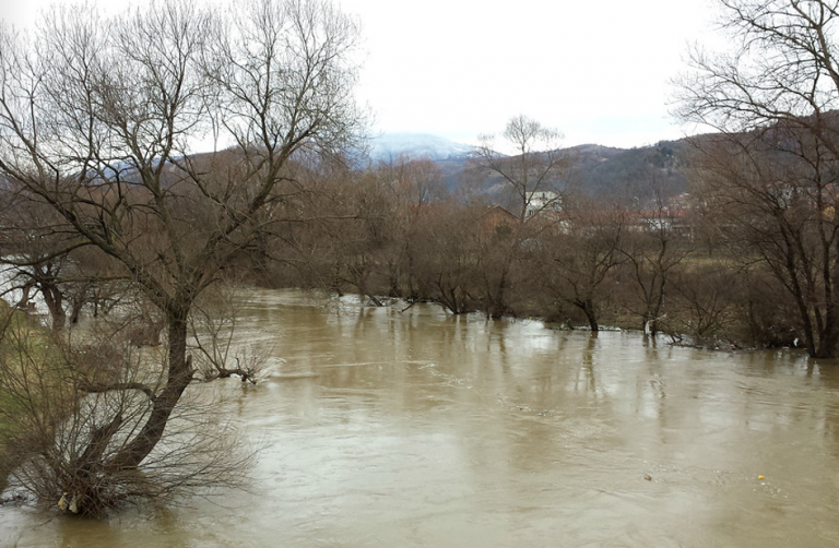 Banorët e Mitrovicës në hall nga vërshimet, kërkojnë rregullimin e lumit Sitnica