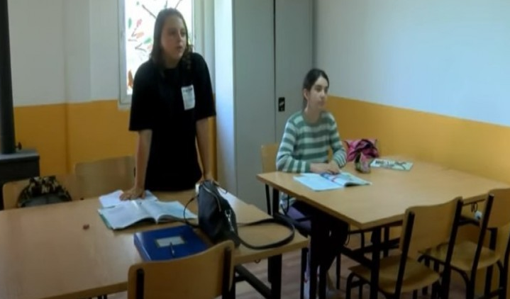 Shkolla në Mitrovicën e veriut, që po i reziston mbylljes (Video)