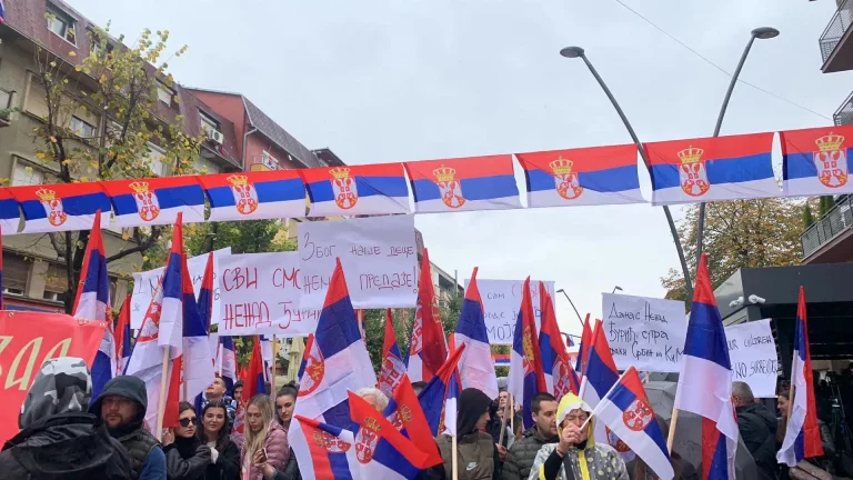 Fillon protesta në Veri: Numër i madh i serbëve të mbledhur, dëgjohet edhe muzikë