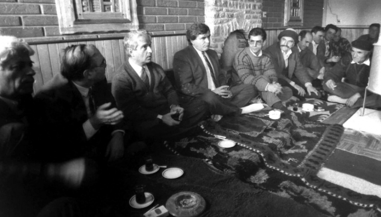 Fotografi të rralla nga takimi i Shaban Jasharit dhe Azem Vllasit me minatorët në vitin 1991