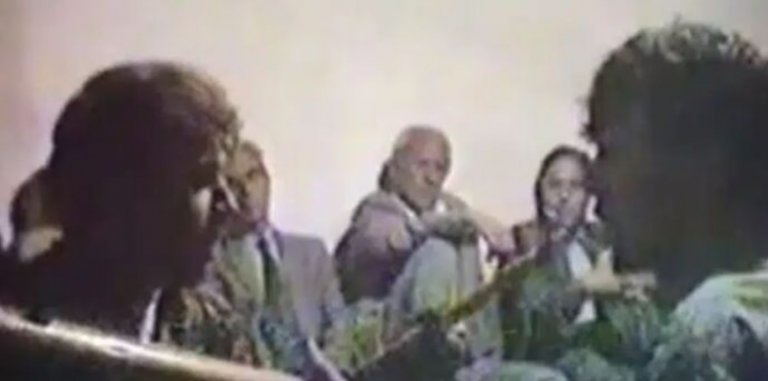 Rexhep Selimi dhe Mujë Krasniqi duke kënduar me çifteli në një dasmë në vitin 1992