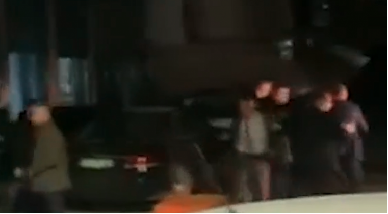 Pamje: Ky është momenti kur anëtarët e PSD’së hedhin qershi mbi Kurtin