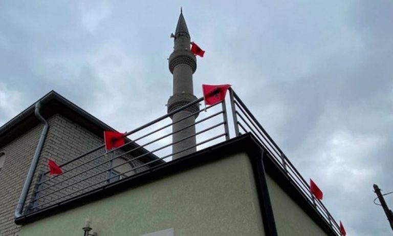 Radikalët i kërkojnë imamit të Bellopojës heqjen e flamujve nga xhamia