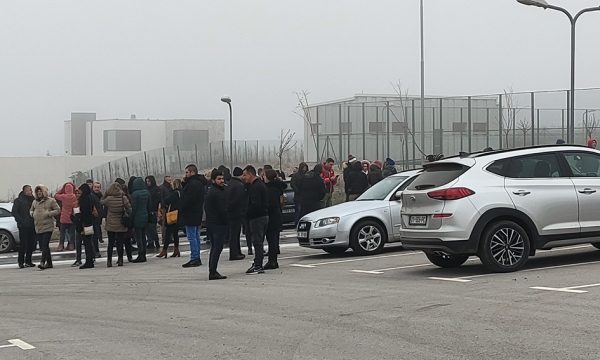 Serbët nisin të mblidhen kundër Kurtit dhe Rohde, thonë se “do të jetë protesta më e madhe ndonjëherë”