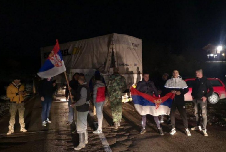 Situatë e tensionuar në hyrje të Merdarës, shqiptarët ofendohen rëndë nga barrikaduesit