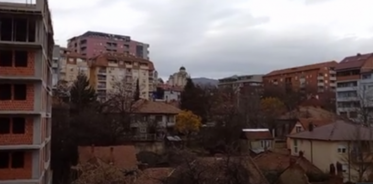 Dëgjohen sirenat në veri të Mitrovicës, në Zveçan grumbullohen serbët