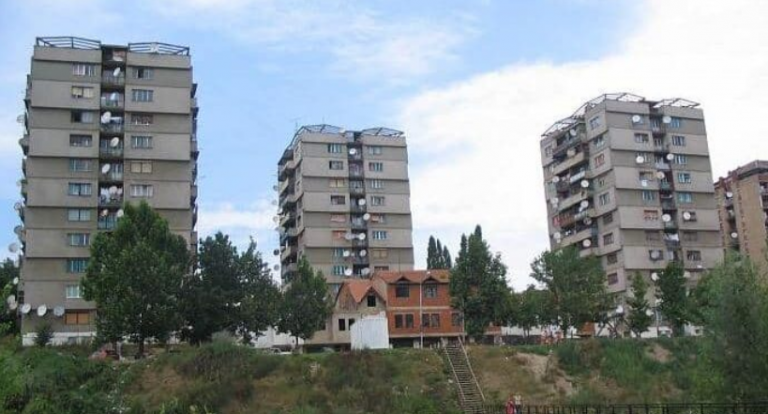 “50 vetë grumbull”/ Tre qytetarë serbë sulmojnë fizikisht një taksist shqiptar te Tre Rrokaqiejt