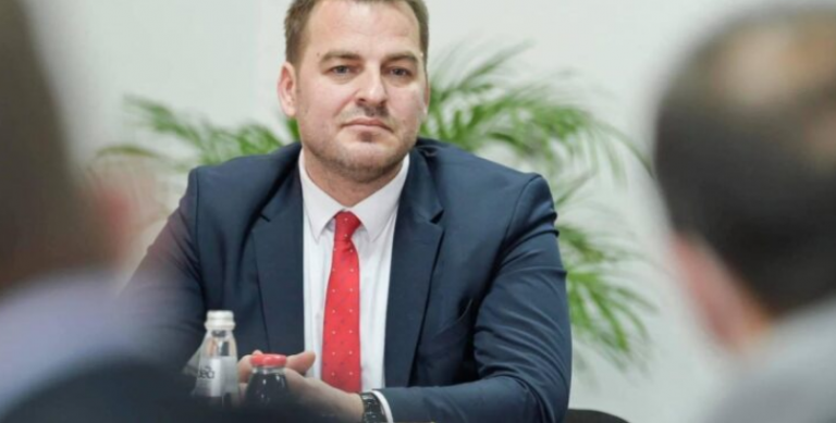 Lajm zhgënjyes për rreth 20 mijë nënshkrues të peticionit, Armend Muja demanton lajmin për kalimin e “Trustit” në Komsion