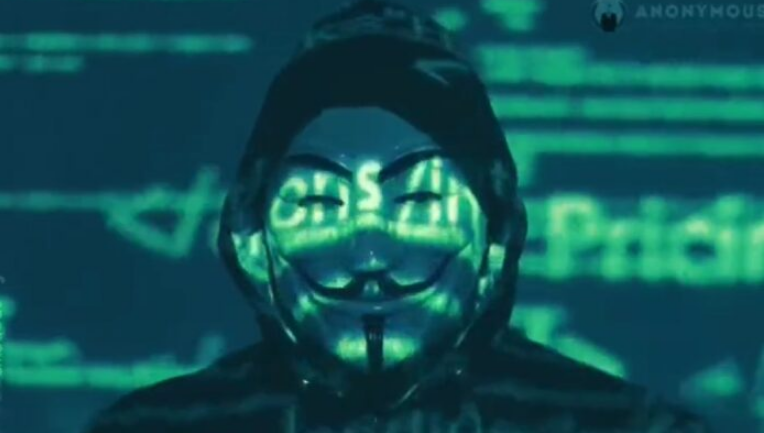 “Anonymous” mesazh Vuçiqit: Ndaloni veprimet e rrezikshme në Kosovë