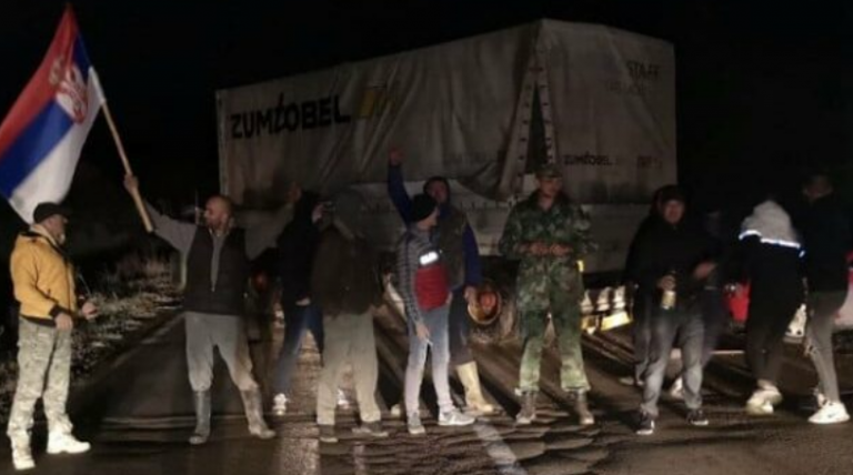 Serbët vendosin barrikadë në Merdare nga pjesa e Serbisë
