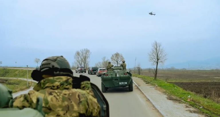 KFOR-i publikon pamje gjatë patrullimit në veri
