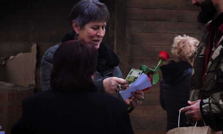 Reagimi i nënës kosovare kur pranon për dhuratë një zarf me të holla, pak para vitit të ri