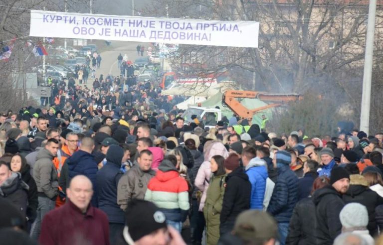 Pankarta e vendosur nga serbët në veri: Kurti, Kosova nuk është e gjyshit tënd, është e gjyshërve tanë