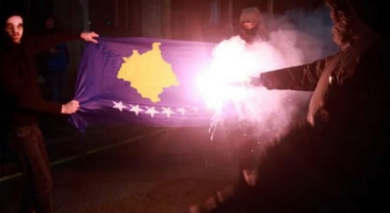 Pamje: Në protestën e Beogradit, u dogj flamuri i shtetit të Kosovës