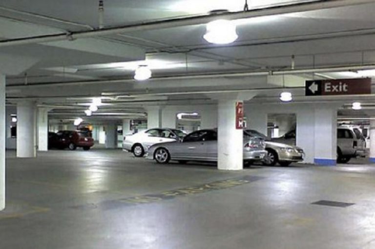 Mitrovicasit i vidhet vetura midis parkingu