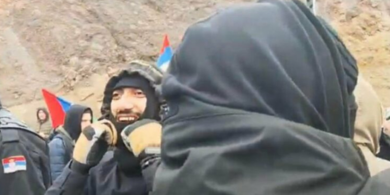 “F*** NATO”: Protestuesit serbë me maska shajnë KFOR-in afër Jarinjës