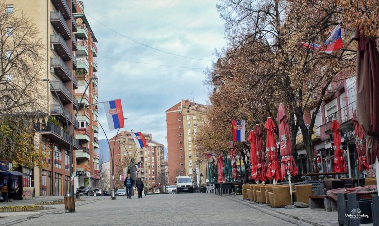 Gruaja në Mitrovicë të Veriut thotë se i është thyer xhami i lokalit, dyshohet për hedhje të shok bombës