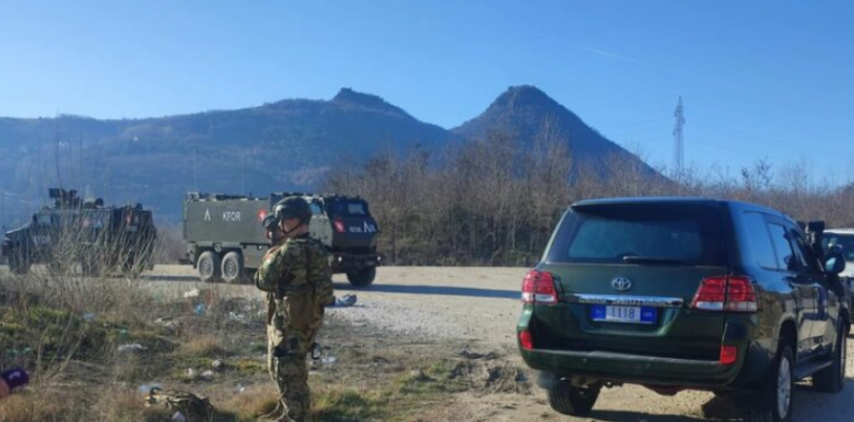 KFOR-i largon edhe kamionin e dytë te Shkëmbi i Dudës në Zveçan