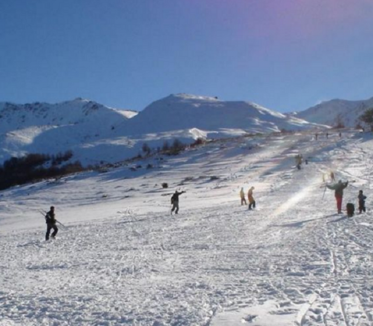 Një diplomat i Ambasadës Britnaike në Kosovë lëndohet rëndë gjatë ngjitjes në Malet e Sharrit