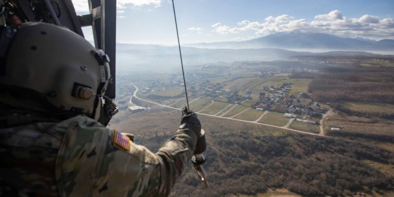 Ambasada amerikane shpërndan postimin e KFOR-it: Gati për të ofruar siguri për qytetarët e Kosovës