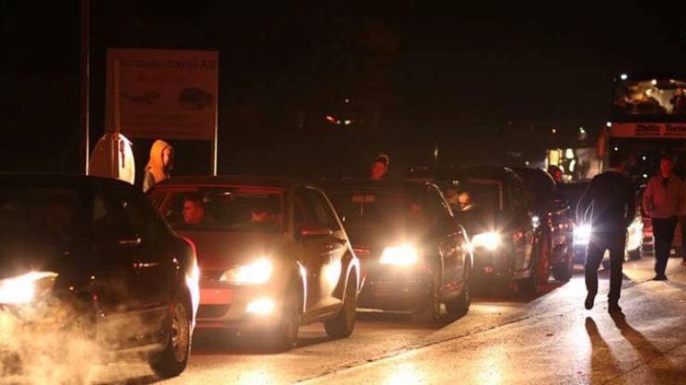 Vazhdojnë pritjet e gjata në pikëkalimet kufitare me Serbinë, tetë orë në Merdar