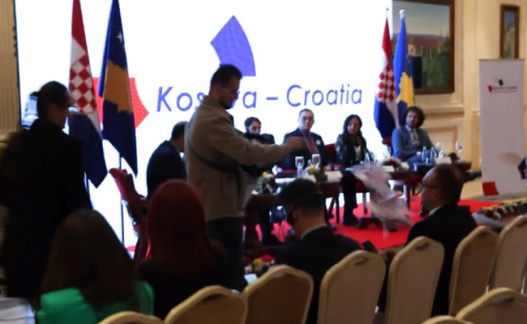 Aktivisti i PDK-së e gjuan me para Martin Berishajn: Pamje nga aksioni