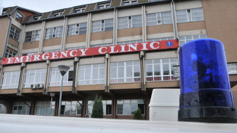 Përleshje në Mitrovicë, sulmohet me mjete të forta një 50-vjeçar – dërgohet në gjendje të rëndë në QKUK