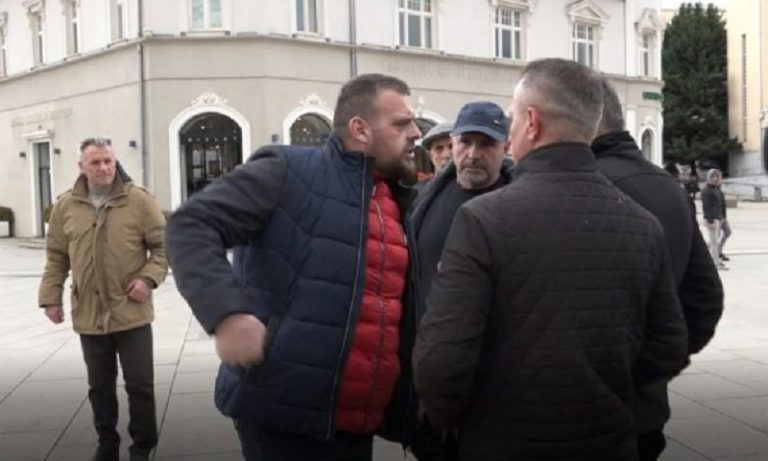 Një qytetar provokon në protestën kundër Kurtit, i quan “hajna” veteranët e UÇK-së