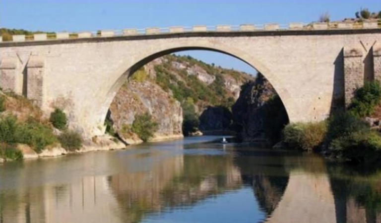 E rëndë: 29-vjeçarja tenton t’i jap fund jetës duke kërcyer nga Ura e Fshajt, shpëtohet mrekullisht nga një qytetar