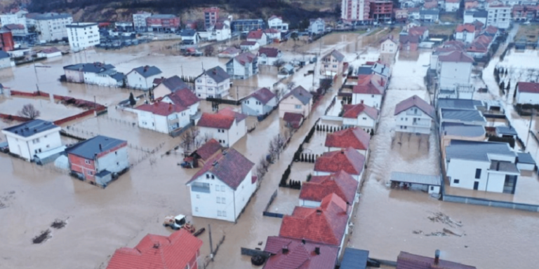 Paralajmëron IHMK: Reshjet e shiut nga kjo ditë, mund ta vështirësojnë gjendjen në Mitrovicë e Skenderaj