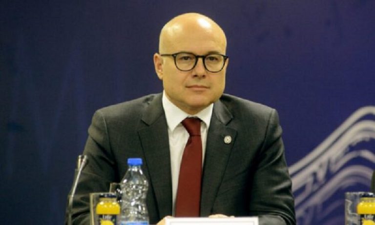 Ministri i Mbrojtjes i Serbisë tregon tri vijat e kuqe në negociatat me Kosovën