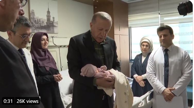Erdogan i këndon ezanin foshnjës së mbijetuar nga tërmeti