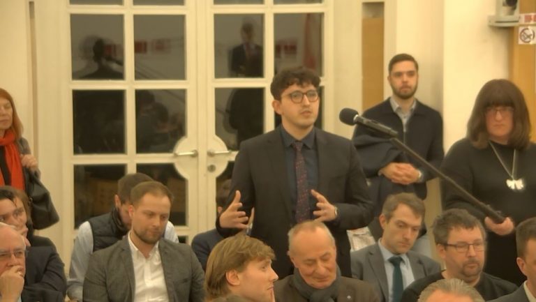 Ky është studenti kosovar që e “djersiti” Jeremiqin me pyetjet e tij në Vjenë