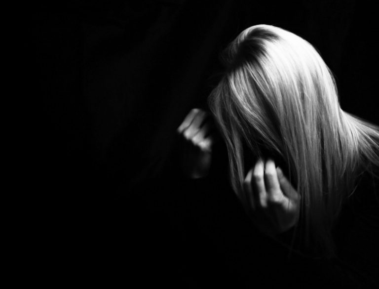 Konflikt familjar në Mitrovicë: 18-vjeçarja e kap për fyti motrën e saj të mitur, ajo e denoncon në Polici