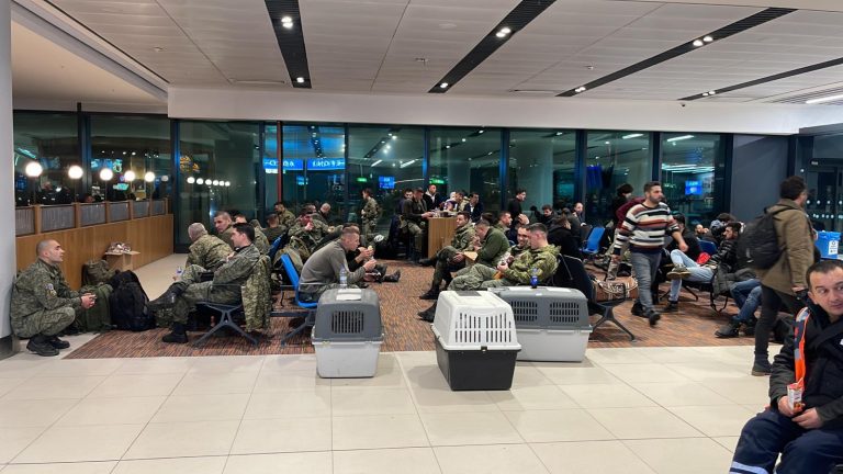 Momenti kur ushtarët e Kosovës arrijnë në Turqi, priten me duartrokitje