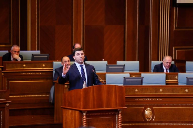 Krasniqi, Kurtit: Dialogu është çështje shtetërore mes Kosovës dhe Serbisë dhe jo çështje private mes teje dhe Vuçiqit