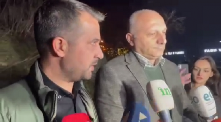 Behrami deklarohet për media, bashkë me avokatin tregojnë arsyen e bastisjes nga Specialja