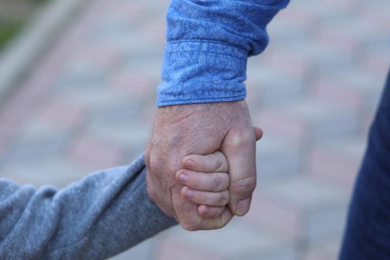 Qindra fëmijë u lanë rrugëve nga prindërit kosovarë për dy vite