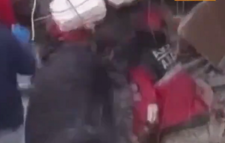 Pamje të rënda: Momenti kur shembet ndërtesa dhe e zë ekipin e kërkim-shpëtimit në Turqi