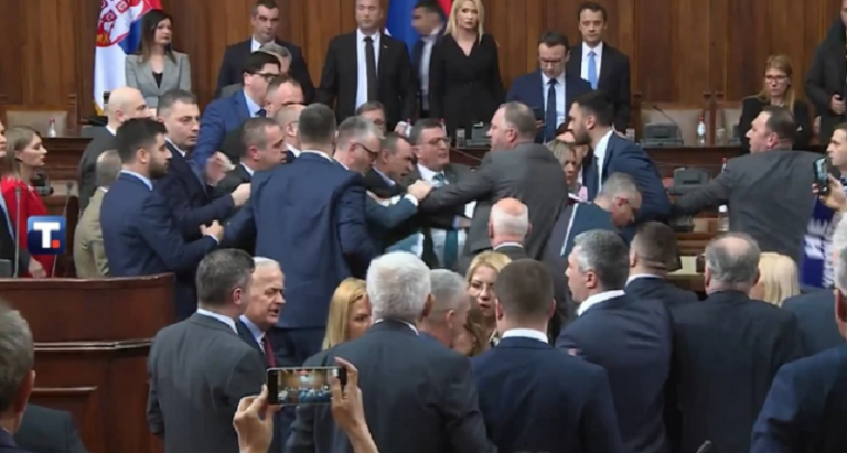 Kaos në Kuvendin e Serbisë, deputetët e opozitës i sulen Vuçiqit