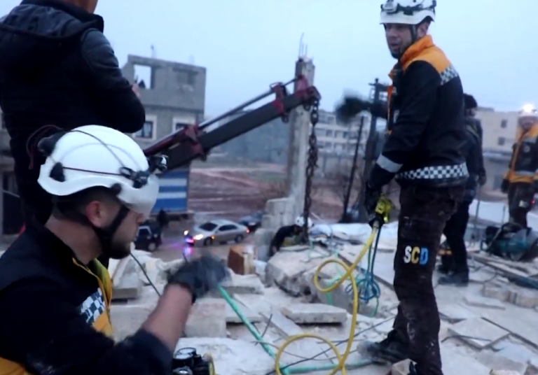 Momente emocionuese në Siri: Pamje kur vajza e vogël shpëtohet nga rrënojat e tërmetit