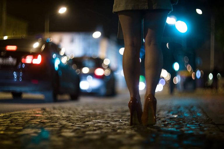 Dyshohet se merreshin me prostitucion, bien në prangat e Policisë një burrë dhe një grua në Mitrovicë