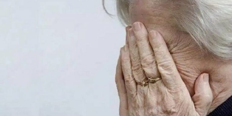 Tronditëse: Djali i kërkon nënës të marrë kredi, e kërcënon me jetë