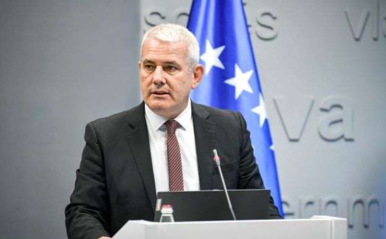 Bastisjet në veri, Sveçla publikon pamje të armëve që u gjetën